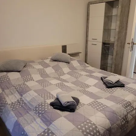 Ryan Mit Netflix Hotel